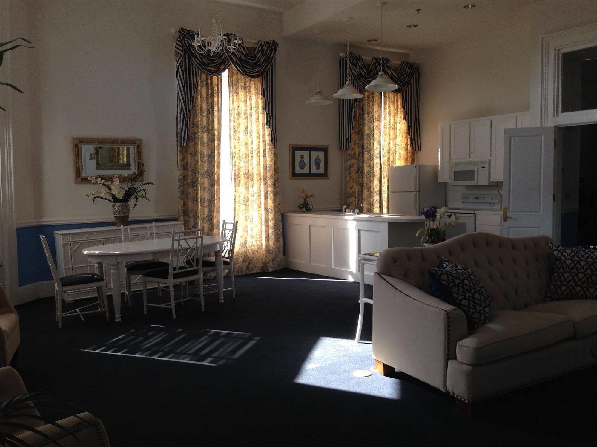 Greenville Inn & Suites Екстер'єр фото